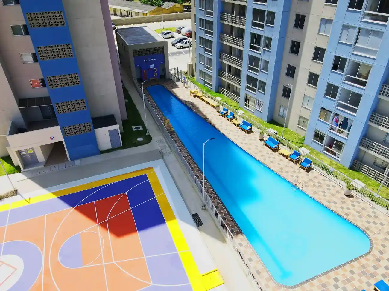 Piscina y cancha deportiva del proyecto Altos de Sole Mío